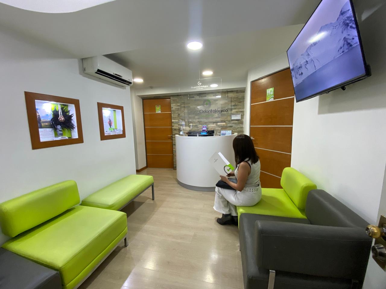 Recepción y sala de espera de Grupo Odontológico Providencia